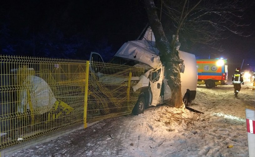 Tuliszków: Wypadek w Grzymiszewie. Busem uderzył w drzewo