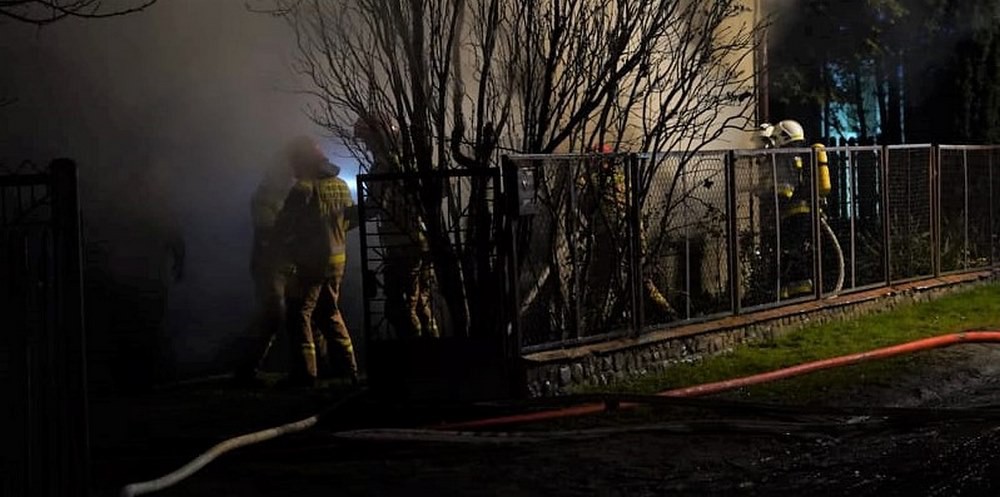 Gm.Turek: Strażacy walczą z ogniem w Kaczkach Średnich. Zagrożony budynek mieszkalny